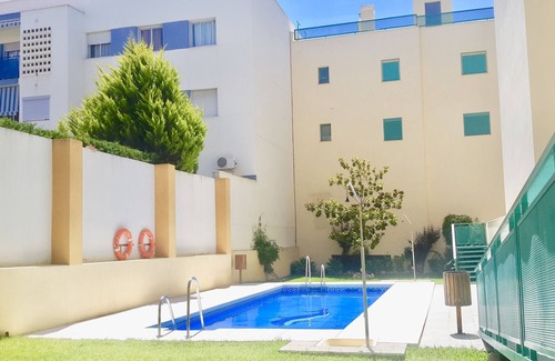 Torre del Mar Apartamento | Lujoso apartamento soleado cerca del mar con terraza privada de 80m2, Netflix, Wifi