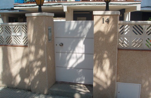 Castelldefels Apartamento | Apartamento 6 personas soleado con parking , piscina y muy cerca de la playa.