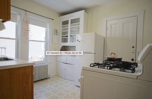 Roslindale Apartamento | Sunny apartment located a short walk from local parks and Roslindale Village