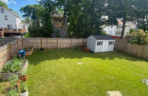 Roslindale Apartamento | Sunny apartment located a short walk from local parks and Roslindale Village