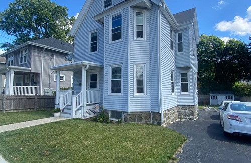 Roslindale Apartamento | Sunny apartment located a short walk from local parks and Roslindale Village