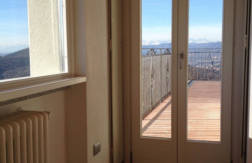 Brunate Apartamento | Soleado apartamento con gran terraza y vistas al lago de Como y de los Alpes