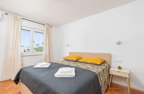 Veruda Apartamento | Sunny Aura Beach Apartment - spacious and bright, with parking