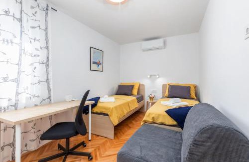Veruda Apartamento | Sunny Aura Beach Apartment - spacious and bright, with parking