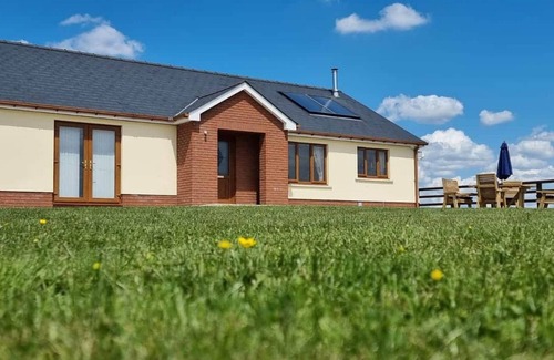 Llangynog Cabaña | Sunny Bank, Countryside accessible cottage with hot tub and grassy lawn area