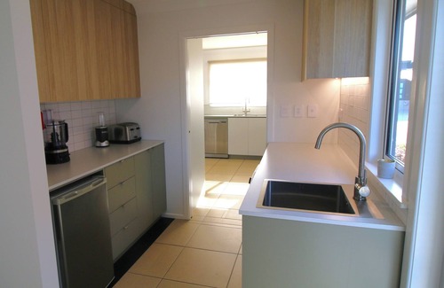 Mount Maunganui Casa | Sunny beach house in central Mount location