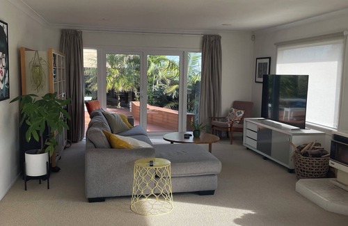 Mount Maunganui Casa | Sunny beach house in central Mount location