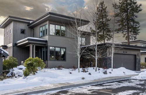Bend Casa | Chimenea, Jacuzzi privado, Vistas al Mtn, Servicios del resort, Cerca de los senderos del bosque nacional