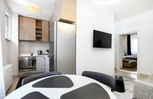 Slavija Apartamento | Sunny blossom 10min.from Knez M. street, park.