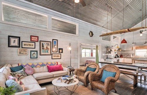 Crystal Beach Cabaña | Sunny Bolivar Stilted Cottage: Walk to Beach!