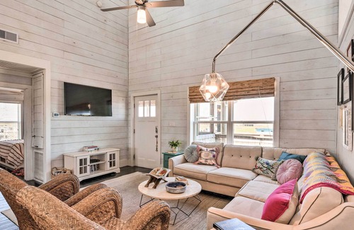 Crystal Beach Cabaña | Sunny Bolivar Stilted Cottage: Walk to Beach!