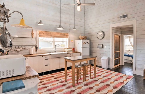 Crystal Beach Cabaña | Sunny Bolivar Stilted Cottage: Walk to Beach!
