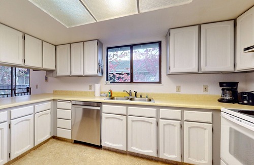 Jacoby Creek Casa | Sunny Brae home with private, enclosed yard - close to golf, hiking, & town