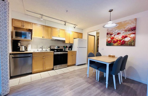 Cougar Creek Condominio | SUNNY BRIGHT King Bed Suite |Full Kitchen| A/C |Free Parking| Balcony| BBQ| Gym