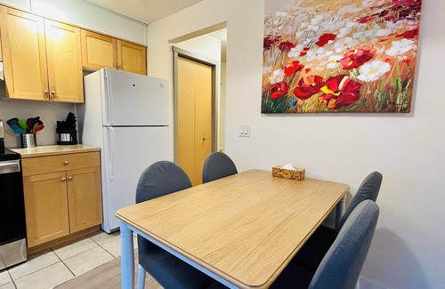 Cougar Creek Condominio | SUNNY BRIGHT King Bed Suite |Full Kitchen| A/C |Free Parking| Balcony| BBQ| Gym