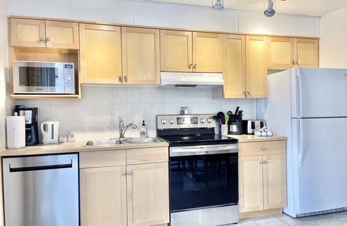 Cougar Creek Condominio | SUNNY BRIGHT King Bed Suite |Full Kitchen| A/C |Free Parking| Balcony| BBQ| Gym