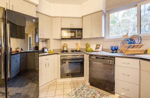 Squirrel Hill Casa | Sunny Bunny House Eco-Luxe Vacation Retreat.