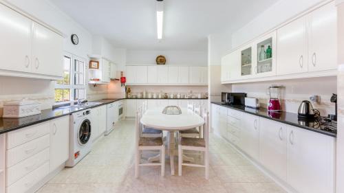 Santo Estevao Casa | Sunny & Calm 4 BDR House W/Pool by Lovelystay