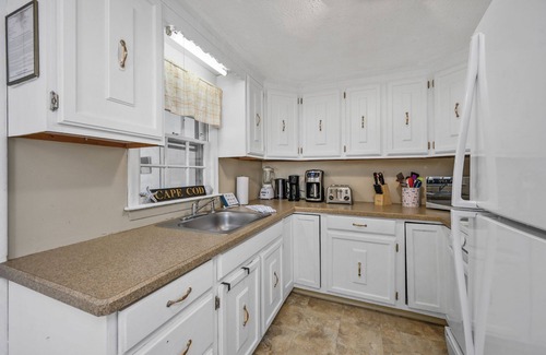 West Yarmouth Cabaña | Sunny Cape Cod Cottage Near Lewis Bay