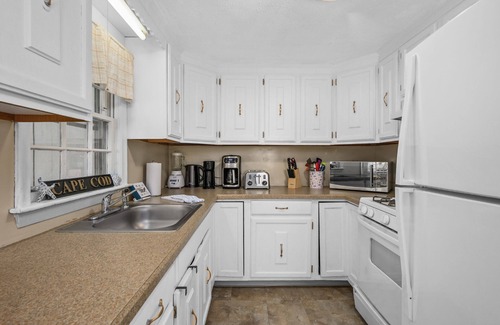 West Yarmouth Cabaña | Sunny Cape Cod Cottage Near Lewis Bay