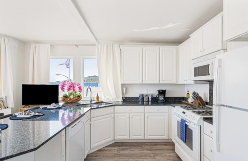 Cayucos Casa | Sunny Cayucos Studio w/ Full Kitchen + Lounge Access by the Beach