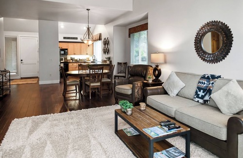 Redmond Casa | ☀️ Sunny Central Or. Creekside Water Front 🦮 Friendly Townhome @ Eagle Crest