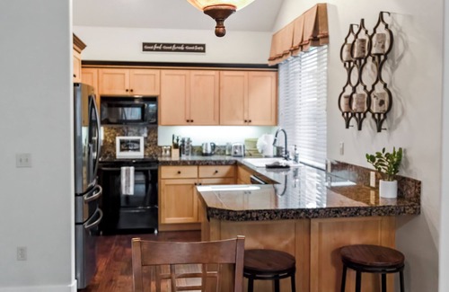 Redmond Casa | ☀️ Sunny Central Or. Creekside Water Front 🦮 Friendly Townhome @ Eagle Crest