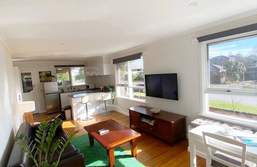 Frankston Casa | Sunny central stay, entire unit