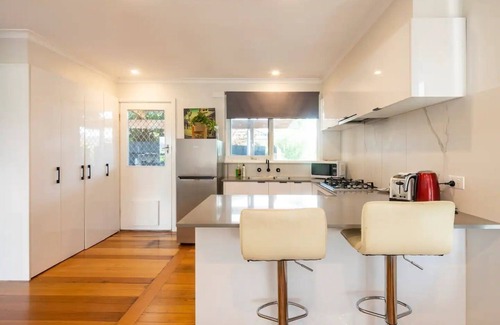Frankston Casa | Sunny central stay, entire unit