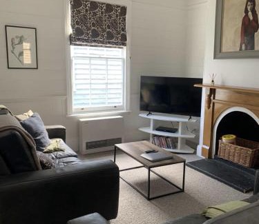 Invermay Casa | Sunny Character 1800's Cottage