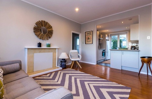 Orakei Cabaña | Sunny, Character 2 Bedroom Home - Mission Bay