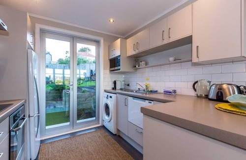 Orakei Cabaña | Sunny, Character 2 Bedroom Home - Mission Bay