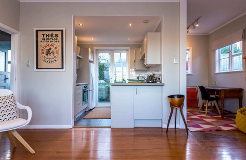 Orakei Cabaña | Sunny, Character 2 Bedroom Home - Mission Bay