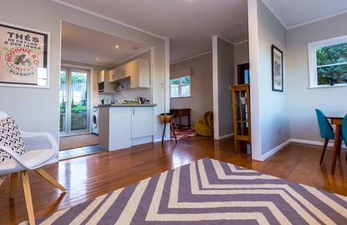 Orakei Cabaña | Sunny, Character 2 Bedroom Home - Mission Bay