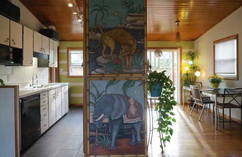 Belmont Casa | Sunny cheerful house in downtown Belmont