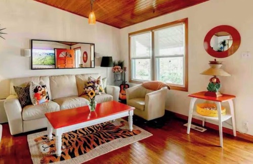 Belmont Casa | Sunny cheerful house in downtown Belmont