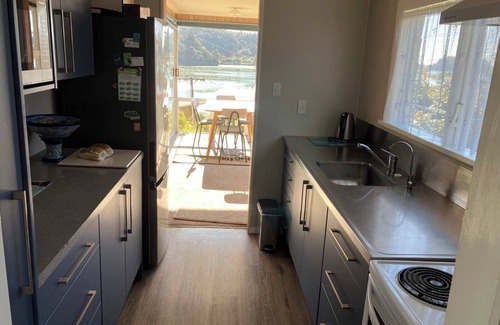 Kaiteriteri Casa | Sunny, Classic Kiwi Beach House! Central to Beach and mountain bike park