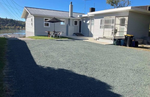 Kaiteriteri Casa | Sunny, Classic Kiwi Beach House! Central to Beach and mountain bike park