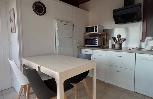 Vernet-la-Varenne Casa | Sunny cottage 50 m from a lake