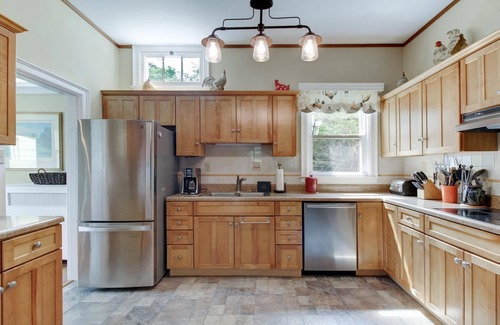 Valley Springs Casa | Sunny Cottage 1 Min to Omni Homestead