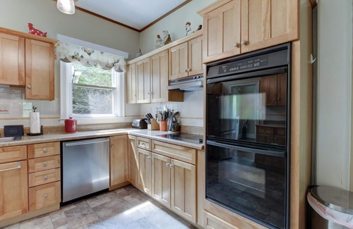 Valley Springs Casa | Sunny Cottage 1 Min to Omni Homestead