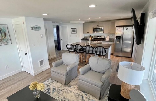 Onset Cabaña | Sunny Cottage with Backyard Swimming, Water views, close to Downtown/Restaurants/Beaches. Bring your Water shoes!!