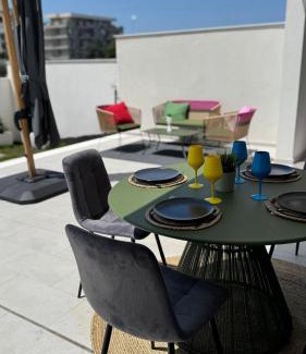 Municipio 2 Apartamento | Sunny Courtyard Sleeps 4 with Parking
