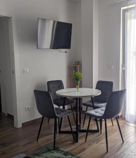 Municipio 2 Apartamento | Sunny Courtyard Sleeps 4 with Parking