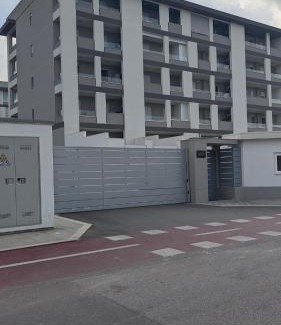 Municipio 2 Apartamento | Sunny Courtyard Sleeps 4 with Parking