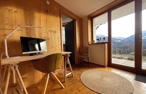 Trin Apartamento | Sunny & cozy apartment with mountain view, very private, free parking, public transport