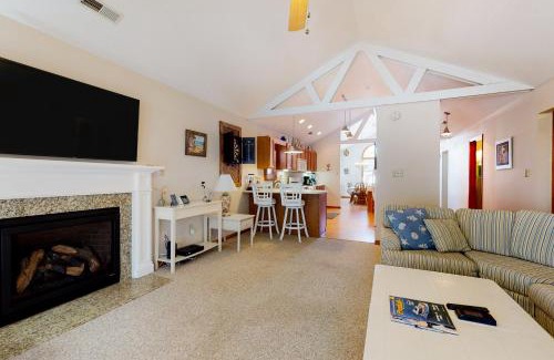 Caine Woods Casa | Sunny Day