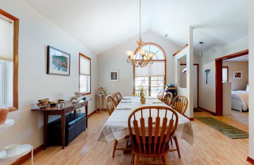 Caine Woods Casa | Sunny Day