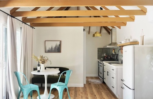 West Covina Casa | Sunny Days Tiny House - newly renovated with private entrance, pool & view
