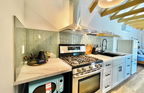 West Covina Casa | Sunny Days Tiny House - newly renovated with private entrance, pool & view